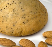 Cookie and almonds